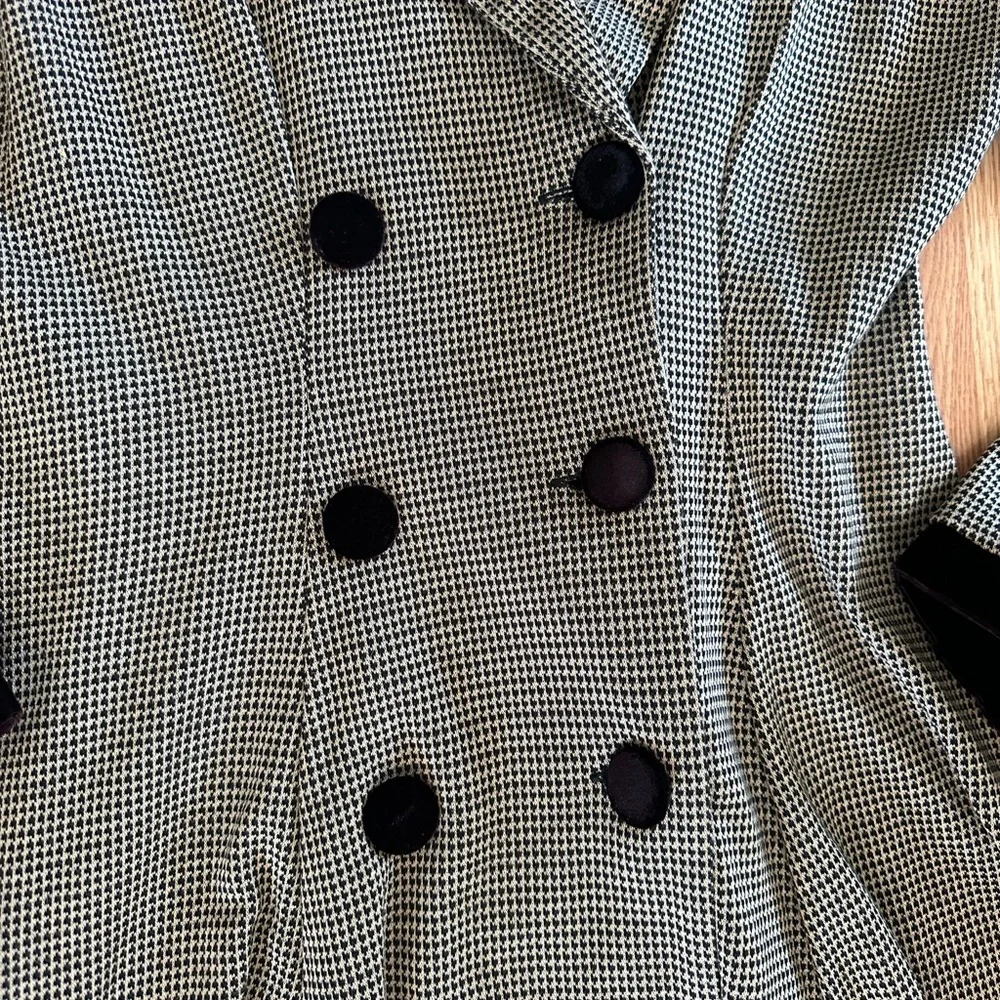 DBJ Houndstooth Blazer with Black Velvet Collar and Cuffs - Picture 4 of 10